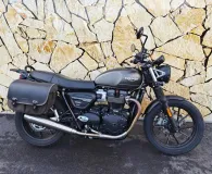 TRIUMPH 900