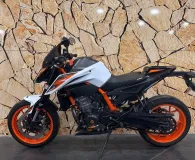 KTM DUKE R .
