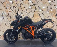 KTM SUPER DUKE R .