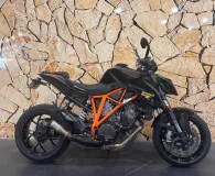 KTM SUPER DUKE R .