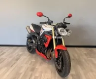 TRIUMPH TRIPLE 675 .