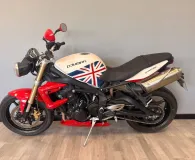 TRIUMPH TRIPLE 675 .