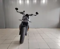 TRIUMPH 1200 1er main revisee