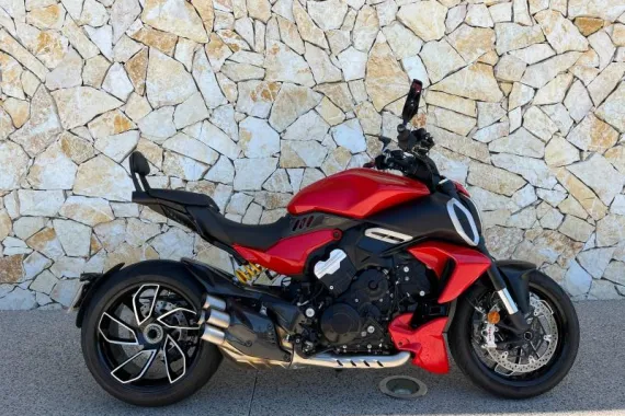 DUCATI Diavel 1158 V4 + Pieces carbone