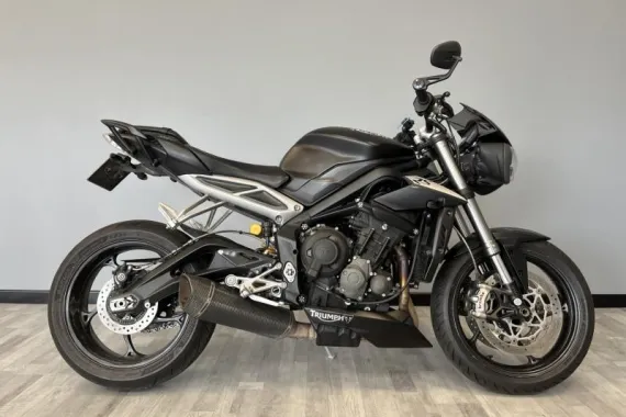 TRIUMPH Street TRIPLE 765 RS .