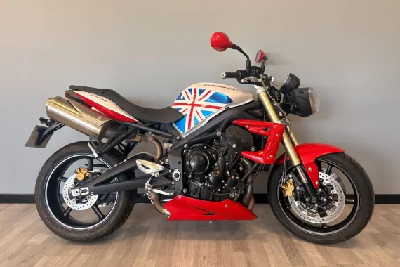 TRIUMPH Street TRIPLE 675 .