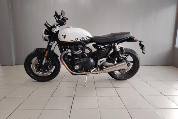 TRIUMPH Speed Twin 1200 1er main revisee