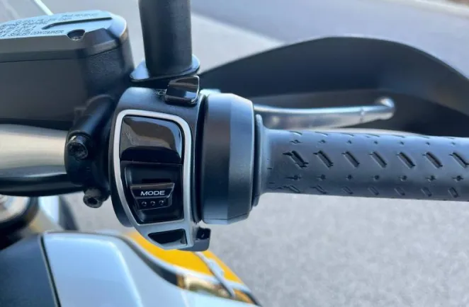 MOTO-GUZZI 850 ABS + TC + OPTIONS