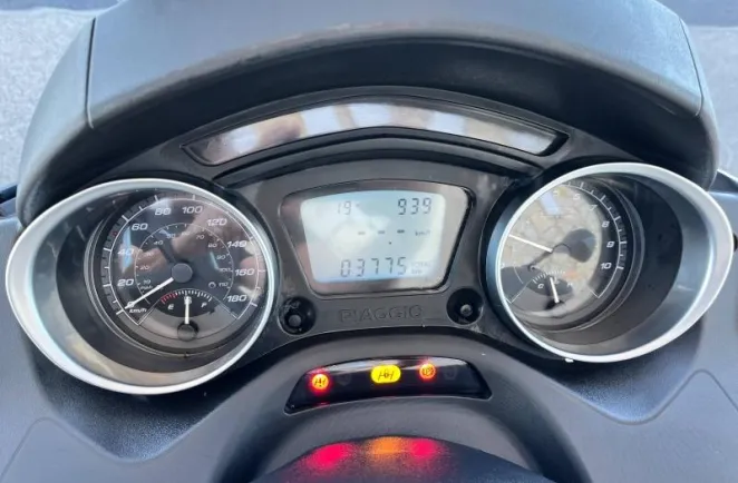 PIAGGIO 300 HPE ABS ASR + TOP CASE