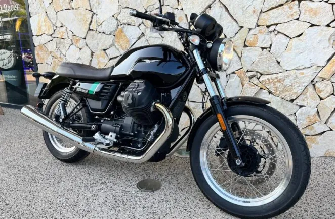 MOTO-GUZZI V7  750