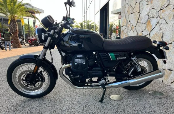 MOTO-GUZZI V7  750