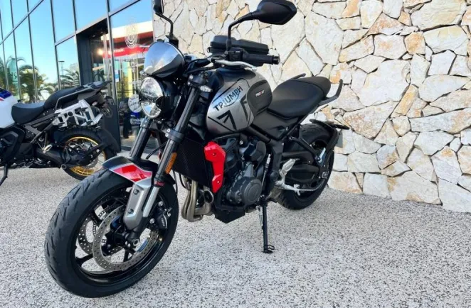 TRIUMPH 660 + OPTION.    950 KM SEULEMENT