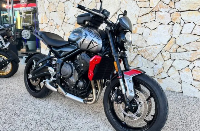 TRIUMPH 660 + OPTION.    950 KM SEULEMENT