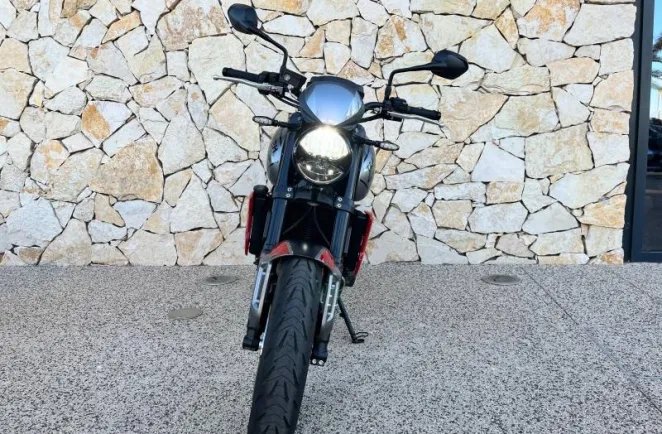 TRIUMPH 660 + OPTION.    950 KM SEULEMENT
