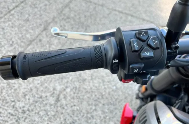 TRIUMPH 660 + OPTION.    950 KM SEULEMENT