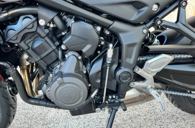 TRIUMPH 660 + OPTION.    950 KM SEULEMENT