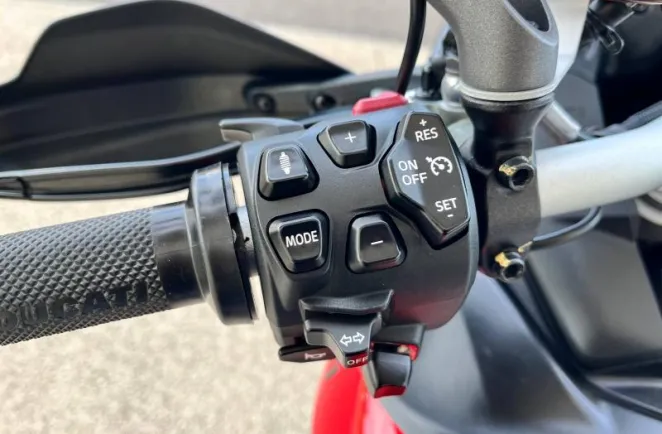 DUCATI V4 Rally 1160 Adventure Travel & Radar