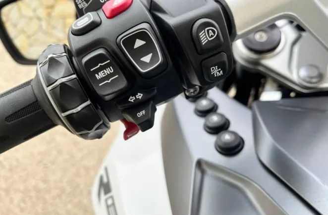 BMW 1300 RT BOITE AUTO. MOTO DE DIRECTION