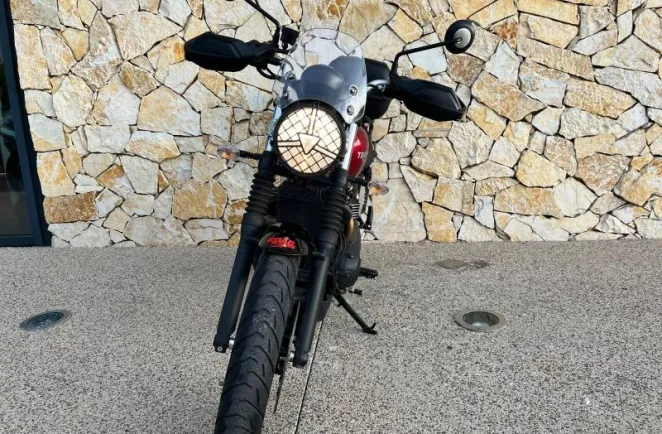 TRIUMPH 900 A2 AVEC BEAUCOUP D'OPTIONS