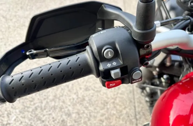 TRIUMPH 900 A2 AVEC BEAUCOUP D'OPTIONS