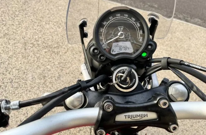 TRIUMPH 900 A2 AVEC BEAUCOUP D'OPTIONS