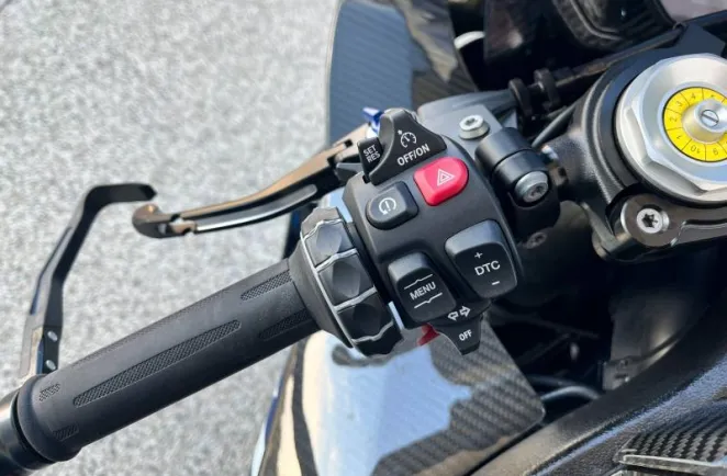 BMW 1000 RR Avec ligne Racing Akra + origine Akra