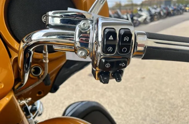 HARLEY-DAVIDSON TOURING ELECTRA GLIDE 1800 ULTRA LIMITED CVO FLHTKSE