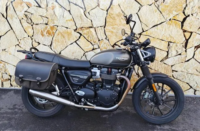 TRIUMPH 900