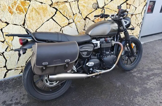 TRIUMPH 900
