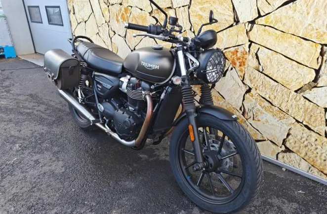 TRIUMPH 900