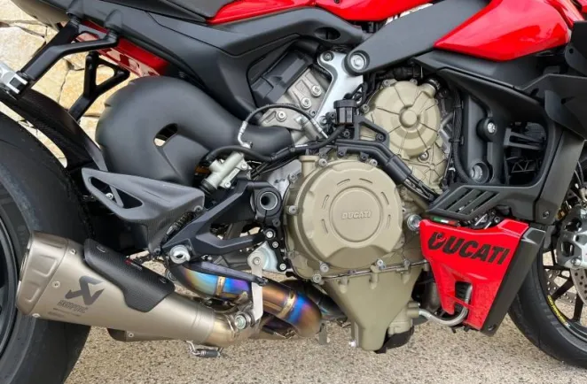 DUCATI 1103  V4 S 2023 avec Pot Akrapovic