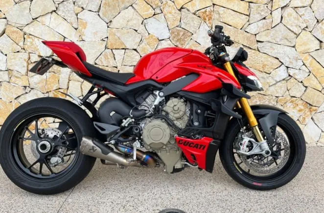 DUCATI 1103  V4 S 2023 avec Pot Akrapovic