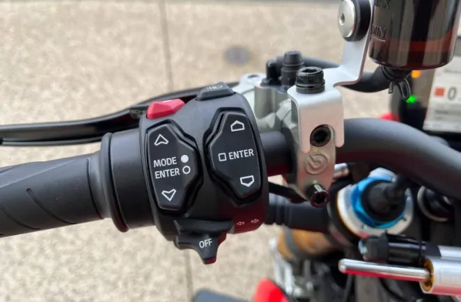 DUCATI 1103  V4 S 2023 avec Pot Akrapovic