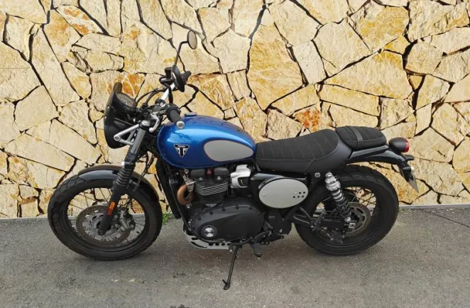 TRIUMPH 900