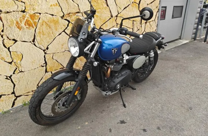 TRIUMPH 900