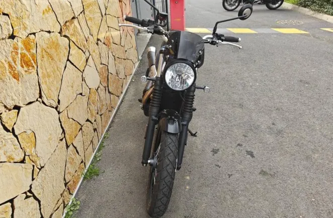 TRIUMPH 900