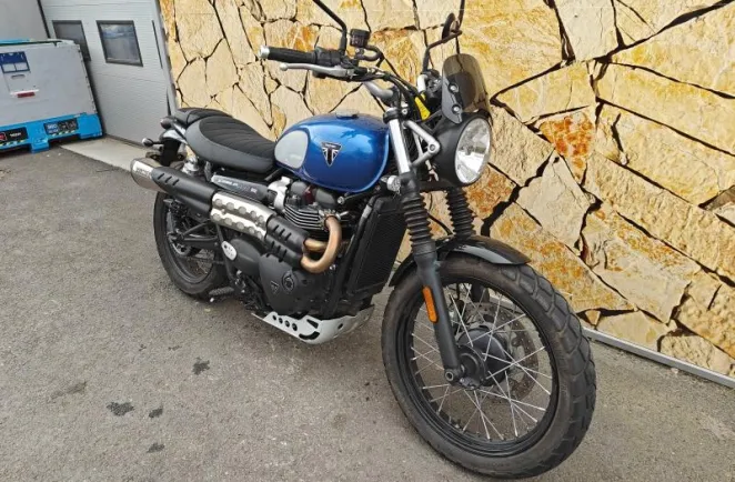 TRIUMPH 900