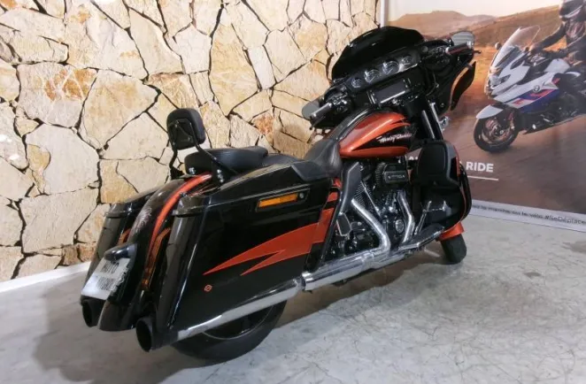 HARLEY-DAVIDSON CVO Street Glide 1868 ABS 2017