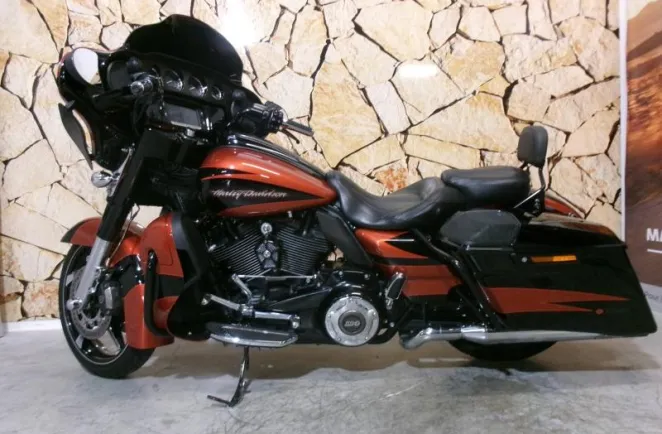 HARLEY-DAVIDSON CVO Street Glide 1868 ABS 2017