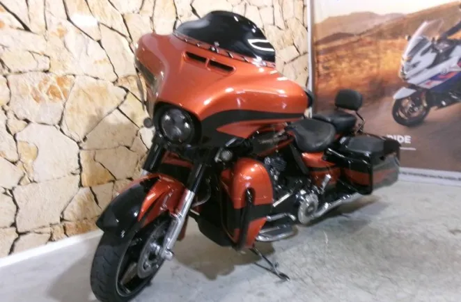 HARLEY-DAVIDSON CVO Street Glide 1868 ABS 2017