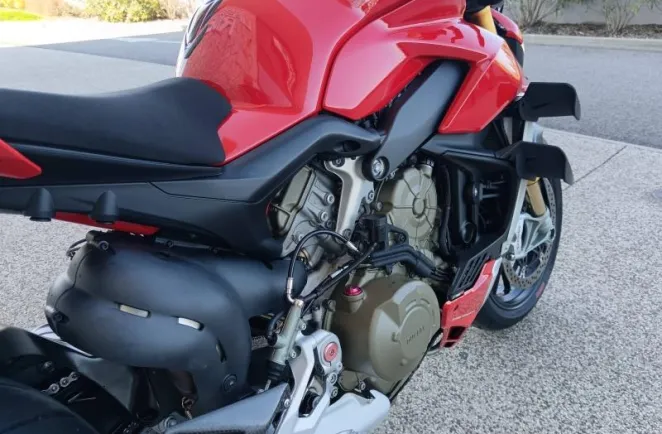 DUCATI 1103  V4 S Option carbone