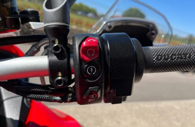 DUCATI V4 Rally 1160 Adventure Travel & Radar