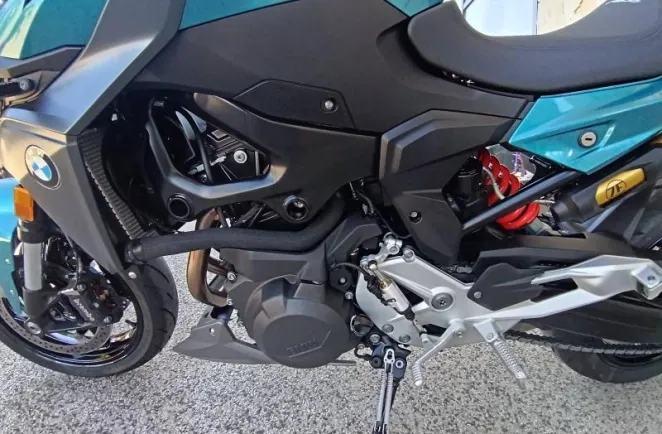 BMW 900 R 2025 105cv shifter