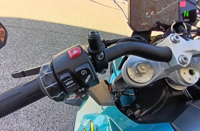 BMW 900 R 2025 105cv shifter
