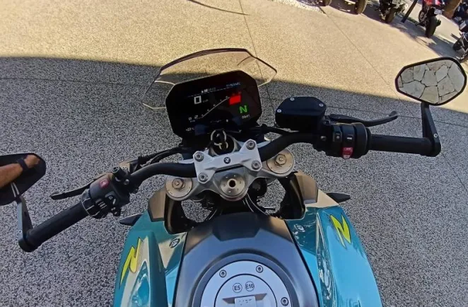 BMW 900 R 2025 105cv shifter
