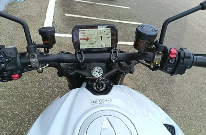 DUCATI Monster 890
