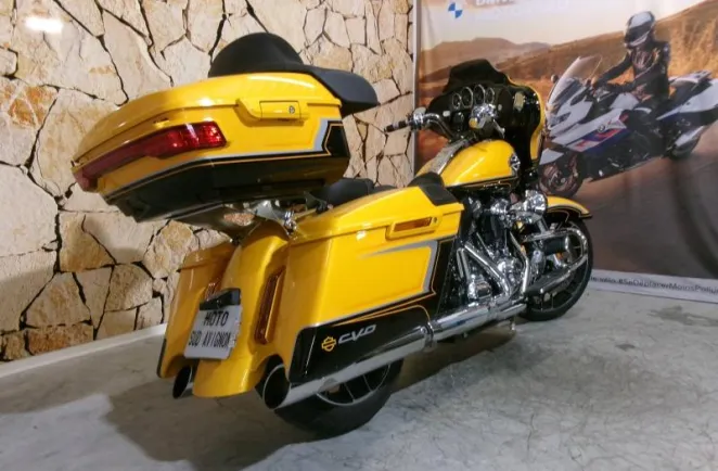 HARLEY-DAVIDSON CVO Street Glide 1923 2022