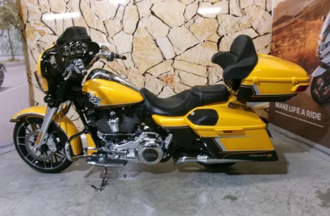 HARLEY-DAVIDSON CVO Street Glide 1923 2022