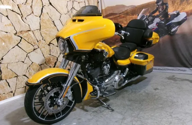 HARLEY-DAVIDSON CVO Street Glide 1923 2022