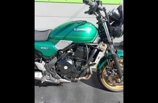 KAWASAKI Z 650 RS 1ER MAIN 383 KMS (particulier)BRIDEE A2 A SAISIR